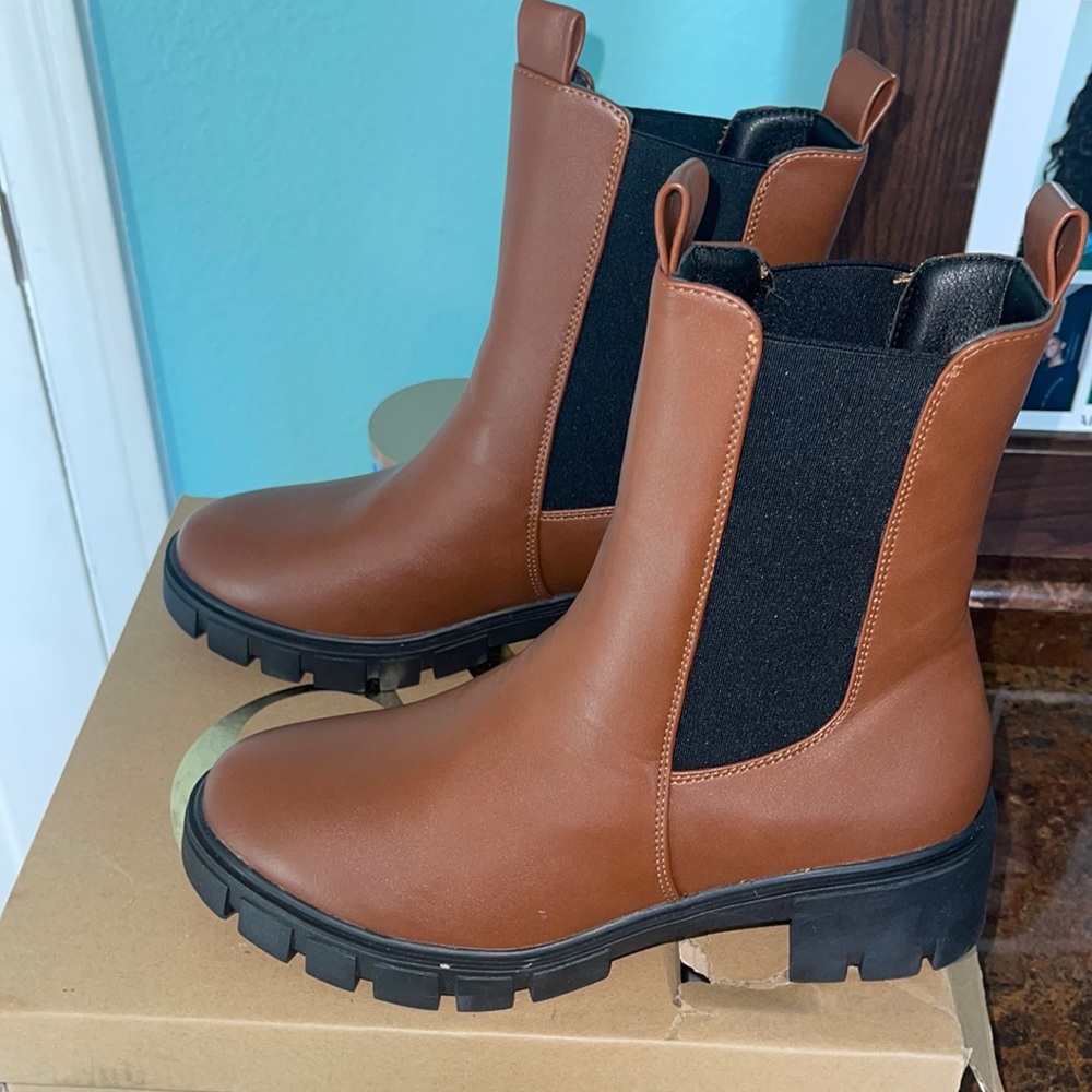 Brown and black slip on combat boots 🥾